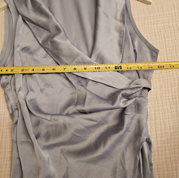 Silver sleeveless top - size large - Picture 3 of 4